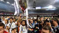 Bek Real Madrid, Marcelo, saat berselebrasi setelah mengantarkan timnya menjadi juara Liga Champions, di Stadion MIllenium, Cardiff, Minggu (4/6/2017). (AFP/Glyn Kirk). 
