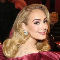 Adele terlihat segar dan modern dengan warna berry yang romantis. Ia merias kelopak mata, pipi, dan bibirnya dengan cantik. Foto: Glamour.