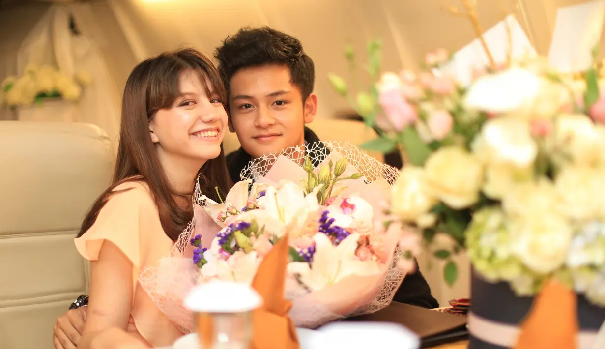 Bagi keduanya, hari valentine bukan sekedar hari kasih sayang. Baginya, tidak hanya setiap tanggal 14 Februari, keduanya selalu memberikan kasih sayang. (Adrian Putra/Bintang.com)