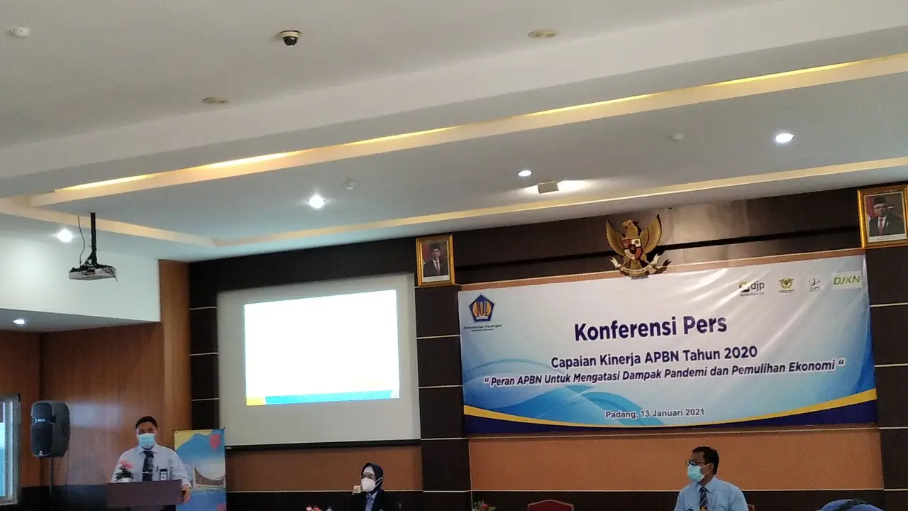 Kepala Kanwil Ditjen Perbendaharaan Provinsi Sumbar, Heru Pudyo Nugroho memberikan keterangan pers terkait capaian kinerja APBN. (Liputan6.com/ Novia Harlina)