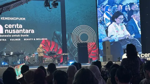 Menteri Koperasi dan UKM Teten Masduki membuka  pameran UMKM yang mengangkat tema Cerita Nusantara dari Indonesia untuk Dunia, di Istora Senayan, Jakarta. (Tira/Liputan6.com)
