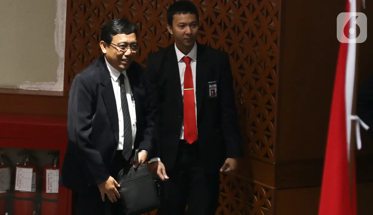 Ketua KPU Bali, I Dewa Kade Wiarsa Raka Sandi menghadiri rapat paripurna ke-11‬‬ masa persidangan 2 tahun 2019-2020 di Kompleks Parlemen, Senayan, Kamis (27/2/2020). DPR mengesahkan Raka Sandi menjadi komisioner KPU menggantikan Wahyu Setiawan yang terjerat kasus suap. (Liputan6.com/Johan Tallo)