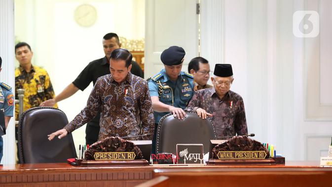 Presiden Joko Widodo dan Wakil Presiden Ma'ruf Amin bersiap memimpin rapat terbatas penanganan kekerasan terhadap anak di Kantor Presiden, Kamis (9/1/2020). Jokowi meminta jajarannya memprioritaskan pada aksi pencegahan yang melibatkan keluarga sekolah serta masyarakat. (Liputan6.com/Angga Yuniar)