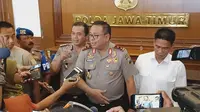 Subdit Crime Ditreskrimsus Polda Jatim terus mengembangkan kasus prostitusi online yang menjerat artis VA dan model AS.  (Liputan6.com/Dian Kurniawan)