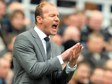 Newcastle United manager Alan Shearer reacts during the English Premier league match against Chelsea at St James Park, Newcastle, on April 4, 2009. AFP PHOTO/ANDREW YATES