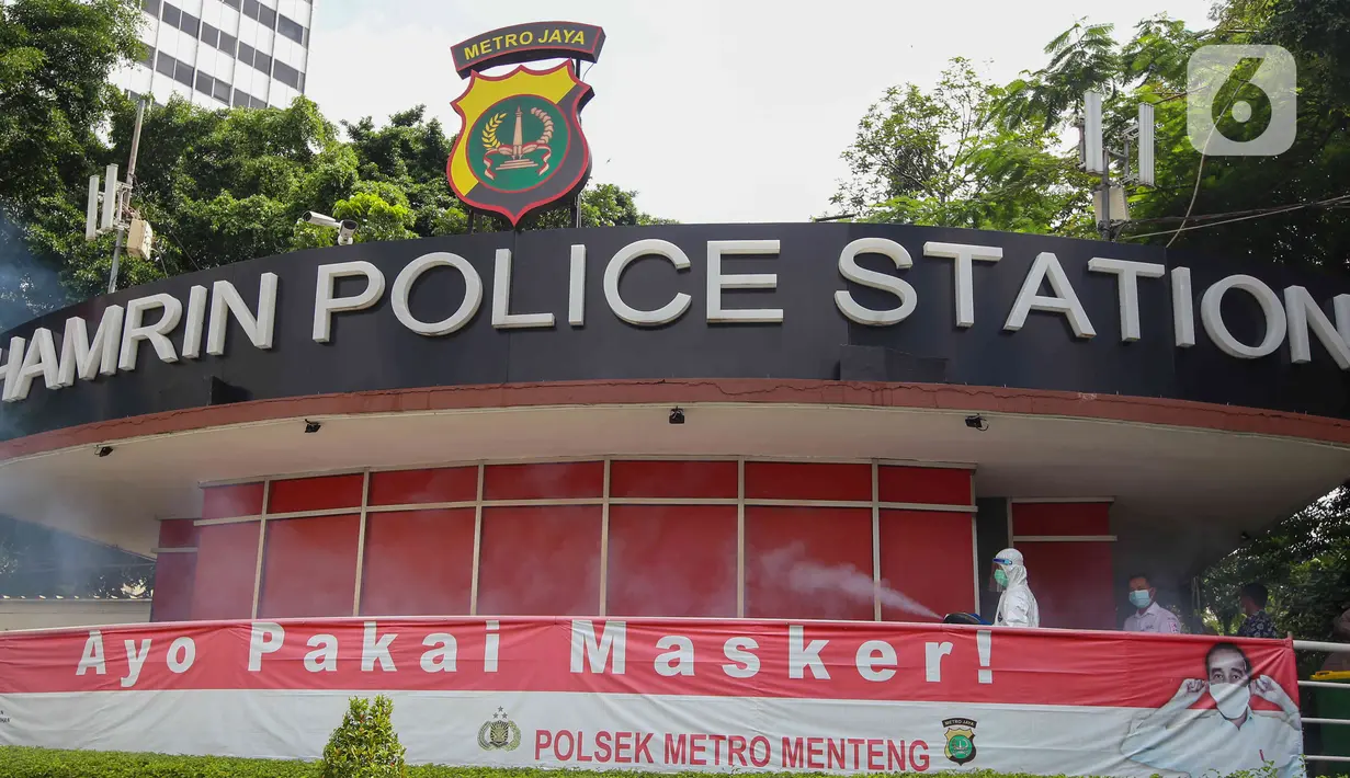Petugas PMI DKI Jakarta menyempotkan disinfektan di Pos Polisi Bundaran HI, Senin (7/2/2022). Penyemprotan disinfektan tersebut untuk sterilisasi di beberapa titik guna mencegah penyebaran COVID-19 varian omicron yang saat ini sedang mengalami peningkatan (Liputan6.com/Herman Zakharia)
