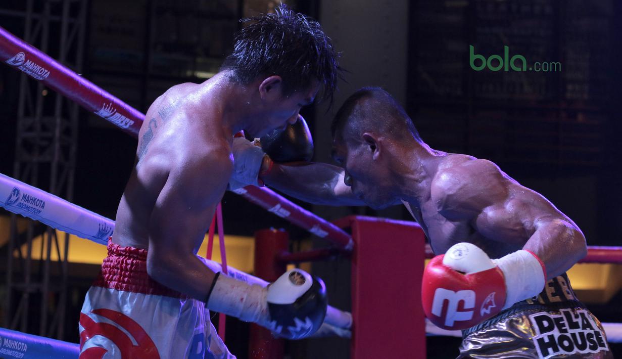 Duel petinju Indonesia, Jansen Marapu (kanan) dan petinju Thailand, Phuttiphong Rakoon pada kelas Lightweight Mahkota Boxing Super Series di Cilandak Town Square, Jakarta (10/3/2018). Jansen menang TKO pada ronde ke sembilan. (Bola.com/Nick Hanoatubun)