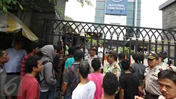 Massa dari Solidaritas Pergerakan Mahasiswa Indonesia saat memaksa melakukan aksi demo di depan Kantor DPP Partai NasDem, Jakarta, Senin (18/1). Massa sempat terlibat kericuhan dengan petugas yang melarang aksi mereka. (Liputan6.com/Immanuel Antonius)