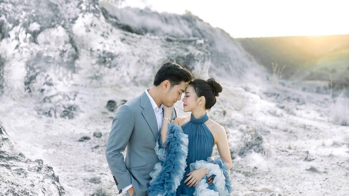 8 Potret Prewedding Jessica Jane dengan Gaun Ruffle Biru-Putih di Bukit Kapur Sumba, Pancarkan Vibes ala Drama China