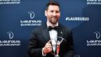Luar biasa Lionel Messi. Pesepak bola Argentina yang kini bermain bersama PSG ini baru saja dianugerahi penghargaan Olahragawan Terbaik Laureus  Awards 2023 dalam acara seremoni yang digelar di Prancis, Selasa (9/5/2023) dini hari WIB.  Tidak tanggung-tanggung, La Pulga meraihnya sekaligus dalam dua kategori, individu dan tim, yang menjadi rekor karena menjadi atlet pertama yang melakukannya sejak Laureus Awards pertama kali digelar pada tahun 2000. (AFP/Julien De Rosa)