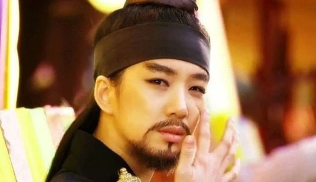 Jung Ryeo Won selalu tampil cantik di berbagai kesempatan. Walaupun demikian ia pernah berdandan seperti cowok, lengkap dengan kumis dan jenggot. (Foto: koreaboo.com)