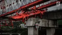 Kondisi crane pengerjaan proyek double-double track kereta api di Jatinegara yang ambruk, Jakarta, Minggu (4/2). Kejadian tersebut menyebabkan empat orang tewas. (Liputan6.com/Faizal Fanani)