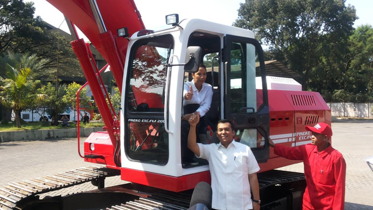 Sambangi Pabrik Pindad, Menteri Rini Jualan Ekskavator. (Liputan6.com/Ilyas Praditya)