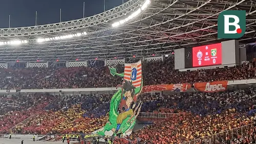 Aksi koreografi dari The Jakmania atau suporter Persija Jakarta saat laga melawan Persebaya di Stadion Utama Gelora Bung Karno, Minggu (30/7/2023) malam WIB. (Bola.com/Muhammad Adi Yaksa)