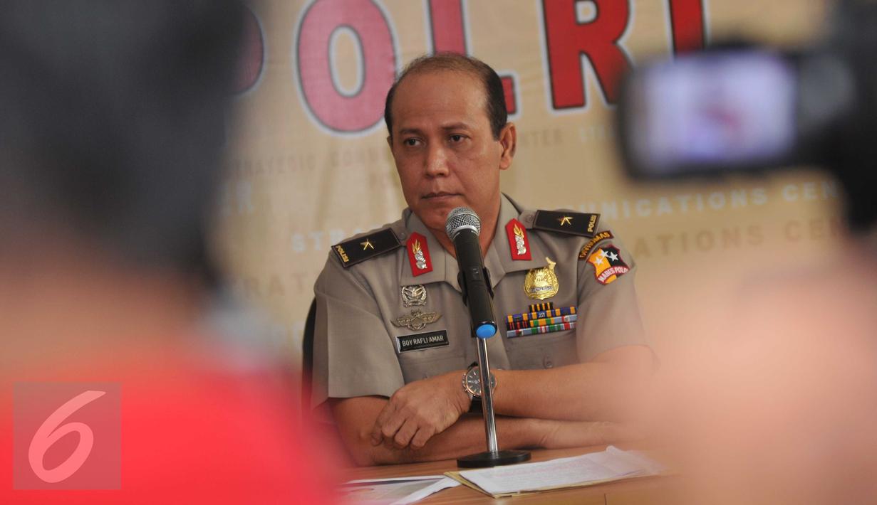 Kadiv Humas Mabes Polri Brigjen Pol Boy Rafli Amar saat rilis di Mabes Polri, Jakarta, Jumat (22/4). Sebelum menjalani hukuman, Hartawan Aluwi melarikan diri ke Singapura. (Liputan6.com/Gempur M Surya)