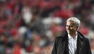 Pelatih Manchester United, Jose Mourinho, tersenyum usai tim nya menang atas Benfica pada laga Liga Champions di Stadion Luz, Kamis (19/10/2017). Manchester United menang 1-0 atas Benfica. (AFP/Patricia De Melo Moreira)