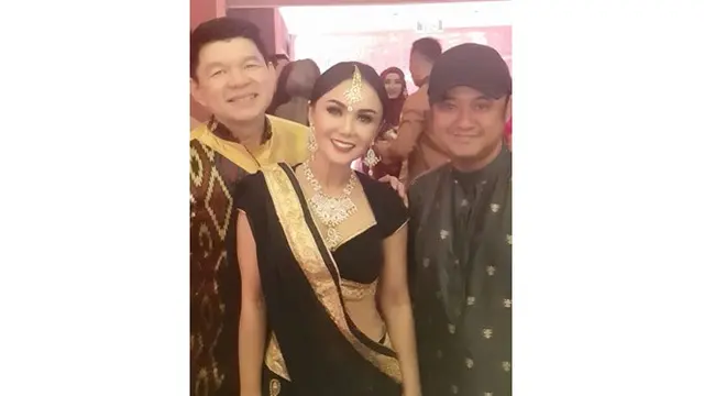 6 Gaya Yuni Shara Saat Hadiri Pesta Diwali, Cantik Pakai Sari