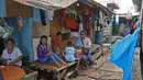 Aktivitas warga di kawasan Kampung Tembok, Muara Angke, Jakarta Utara, Rabu (4/3/2020). Kini warga yang tinggal di Kampung Tembok harus bisa membiasakan diri tinggal di wilayah tanpa saluran pembuangan yang layak. (Liputan6.com/Herman Zakharia)