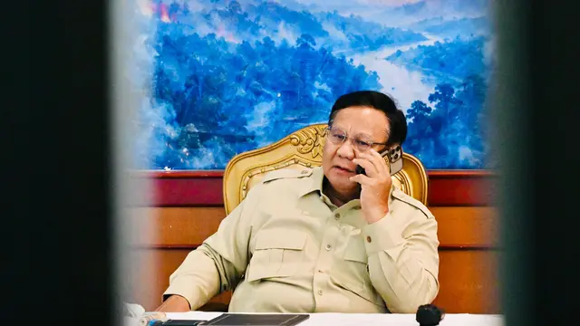 Momen Prabowo Telepon di Tengah Rapat Kebakaran Hutan