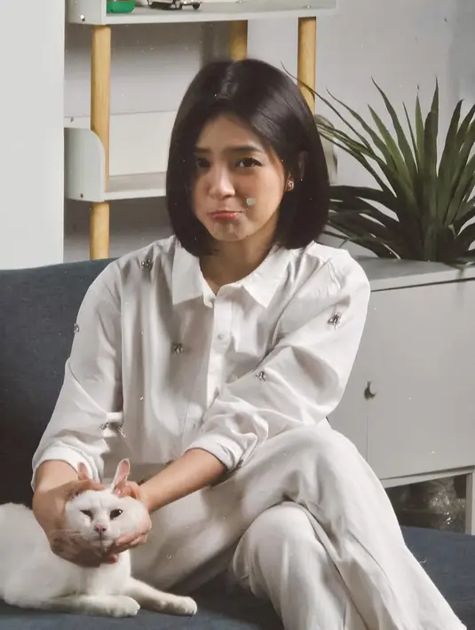 <p>Kali ini Eca Aura memiliki model baru dengan potongan pendek sebahu model bob. [@elsaajapasal]</p>