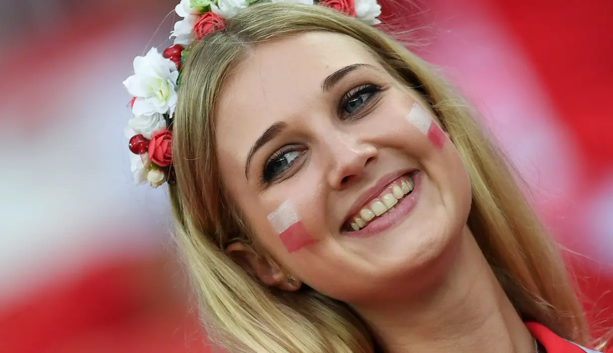 Suporter wanita tersenyum sebelum pertandingan grup H Piala Dunia 2018 antara Polandia melawan Senegal di Stadion Spartak di Moskow, Rusia (19/6). Dalam pertandingan ini Polandia takluk atas Senegal 2-1. (AFP Photo/ Patrik Stollarz)