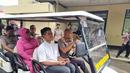 Brigjen Hendri Pandowo tertangkap kamera mengemudikan mobil golf bersama Kaesang dan rombongan lain. (Merdeka.com)