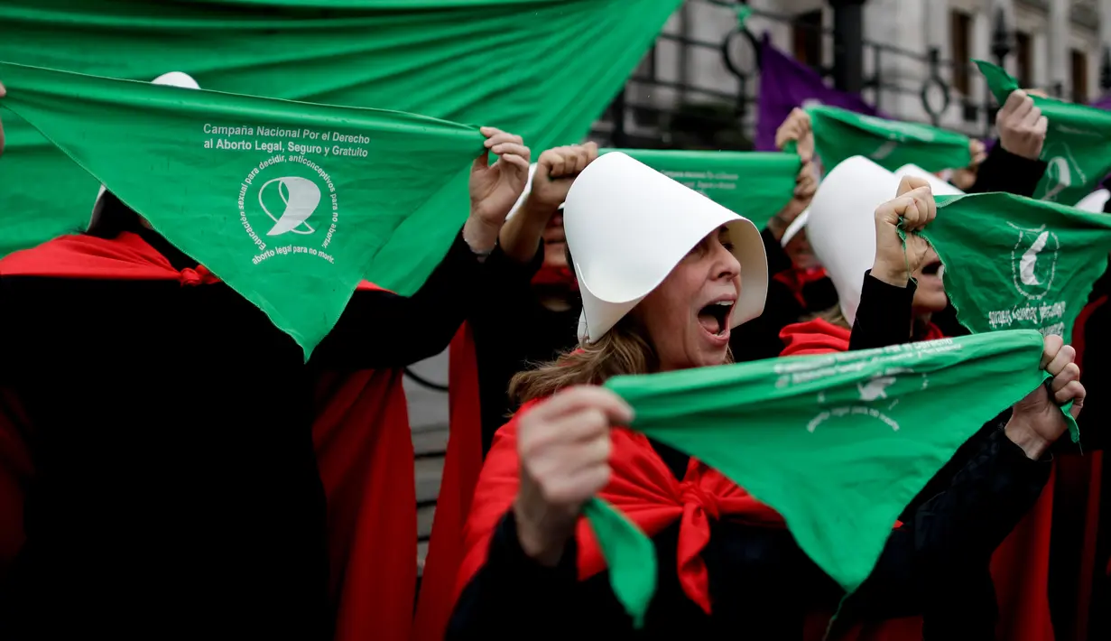 Aktivis yang mendukung dekriminalisasi aborsi membentangkan sapu tangan di luar Kongres, Buenos Aires, Argentina, Rabu (25/7). Dalam sapu tangan tertulis pesan dukungan akan legalisasi aborsi yang aman dan bebas. (AP Photo/Natacha Pisarenko)