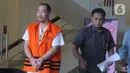 Direktur PT Mitra Bungo Abadi, Makmur alias Aan (kiri) usai menjalani pemeriksaan di Gedung KPK, Jakarta, Senin (23/12/2019). Makmur diperiksa sebagai tersangka terkait kasus dugaan korupsi proyek Jalan Batu Panjang-Pangkalan Nyirih di Kabupaten Bengkalis TA 2013-2015. (merdeka.com/Dwi Narwoko)