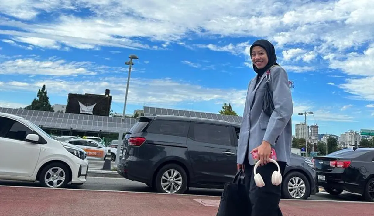 Pevoli asal Jember ini sangat menikmati momen di jalanan Korea. Ia berujar outfit yang ia kenakan bak anak kuliahan Korea Selatan. Foto Megawati pun banjir like dari netizen. (Liputan6.com/IG/megawatihangestrip)