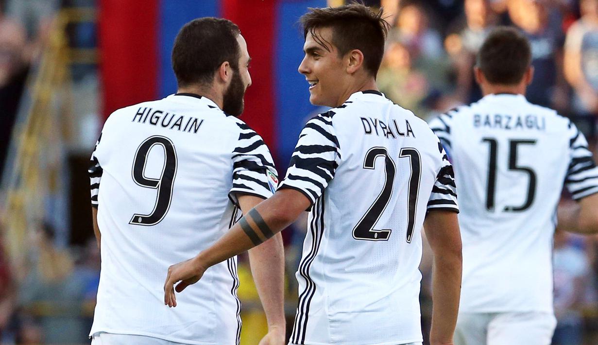 Penyerang Juventus, Paulo Dybala, melakukan selebrasi usai mencetak gol ke gawang Bologna pada giornata terakhir Liga Italia Serie A 2016-2017 di Stadion Renato Dall'Ara, Minggu (28/5/2017). Juventus menang 2-1. (EPA/Giorgio Benvenuti)