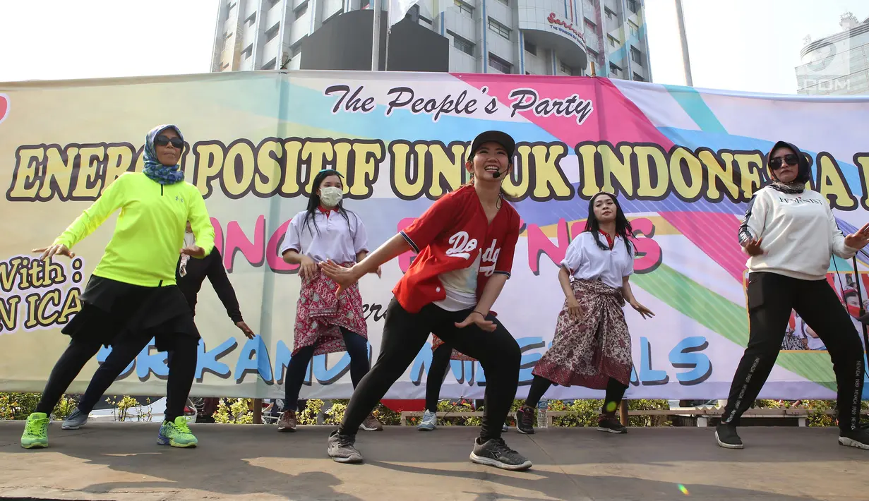 Srikandi Milenial menggelar flash dance di Car Free Day (CFD) kawasan Thamrin, Jakarta, Minggu (29/9/2019). Mereka mengajak warga menari bersama para pengunjung CFD. (Liputan6.com/Herman Zakharia)