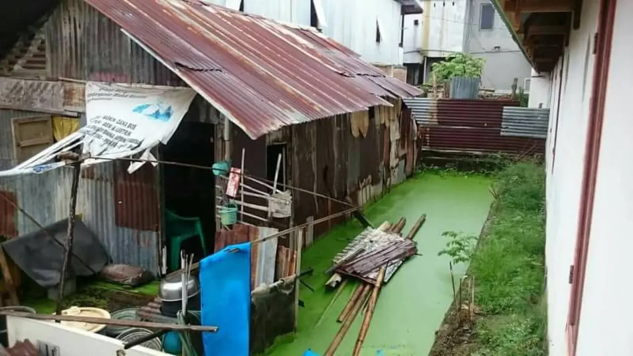 Ironi Penghuni Gubuk Reyot di Tengah Kumpulan Bangunan Megah
