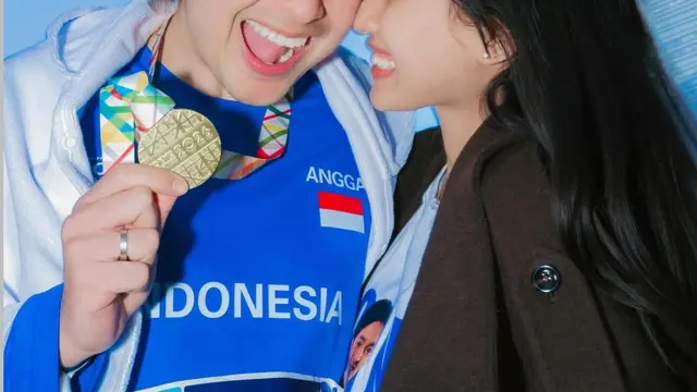 Shenina Cinnamon Hadir Menyemangati Angga Yunanda di Tokyo Marathon pakai baju musim dingin. [@shenacinnamon]