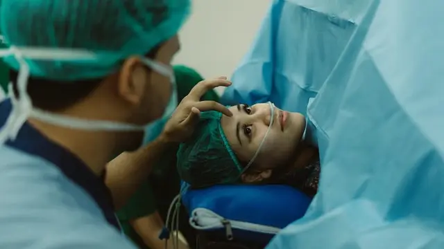 Aaliyah Massaid saat melahirkan anak pertamanya. [@thariqhalilintar]