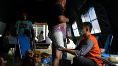 Petugas mengukur dan mencetak kaki palsu untuk seorang penyandang disabilitas di kantor Dinas Sosial Aceh, Senin (16/9/2019). Untuk tahun 2019 ini diberikan secara gratis sebanyak 100 kaki dan tangan palsu untuk para penyandang disabilitas di sejumlah kabupaten/kota. (CHAIDEER MAHYUDDIN / AFP)