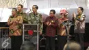 Presiden RI Joko Widodo di dampingi Menteri Perekonomian Darmin Nasution Gubernur DKI Jakarta Basuki T Purnama, Ketua OJK Muliaman Hadad saat pembukaan perdagangan saham 2016 di Jakarta, Senin (4/1). (Liputan6.com/Angga Yuniar)