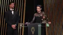 Pemain Timnas Spanyol, Aitana Bonmati (kanan) didaulat mendapatkan Ballon d'Or Feminin 2023 yang diserahkan oleh petenis Novak Djokovic pada acara malam penganugerahan di Theatre du Chatelet, Paris, Prancis, Senin (30/10/2023) waktu setempat. (AFP/Franck Fife)