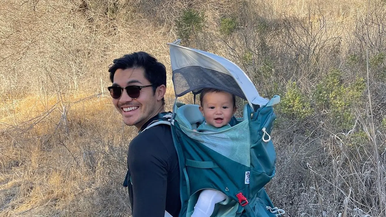 Henry Golding Momong Anak