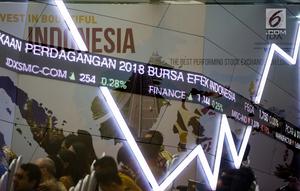 Layar indeks harga saham gabungan menunjukkan data di Bursa Efek Indonesia, Jakarta, Selasa (2/1). Perdagangan bursa saham 2018 dibuka pada level 6.366 poin, angka tersebut naik 11 poin. (Liputan6.com/Faizal Fanani)
