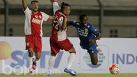 Duel Erick Weeks Lewis pemain Persib Bandung (kiri) dengan pemain PSM Makassar dalam lanjutan turnamen Piala Presiden 2017 di Stadion Si Jalak Harupat, Soreang Jawa Barat, Senin (6/2/2017). (Bola.com/Peksi Cahyo)