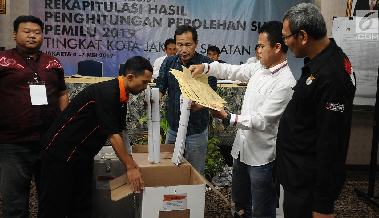 Panitia mengambil dokumen dari dalam kotak suara saat proses rekapitulasi penghitungan suara Pemilu 2019 tingkat Kota Jakarta Selatan di Hotel Maharaja, Jakarta, Selasa (7/5/2019). Proses penghitungan suara diselenggarakan selama tiga hari. (Liputan6.com/Herman Zakharia)