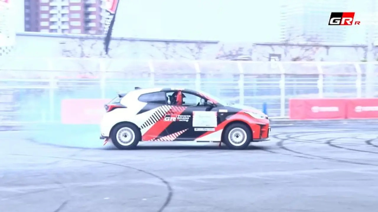 Aksi Akio Toyoda melakukan drift sambil melambaikan tangan