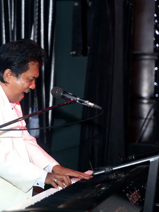 Album yang mendapuk banyak musisi muda seperti Yovie and Nuno, Karina Salim, Maruli Tampubolon, Fatin, Eros Tjokro, Virzha, Vadi Akbar, RAN, dan Nania ini berhasil meraih penghargaan ‘triple platinum’. (Andy Masela/Bintang.com)