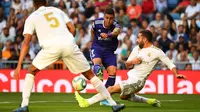 Gelandang Valladolid, Sergio Guardiola, melepas tendangan saat melawan Real Madrid pada laga La Liga di Stadion Santiago Bernabeu, Madrid, Sabtu (24/8). Kedua klub bermain imbang 1-1. (AFP/Gabriel Bouys)