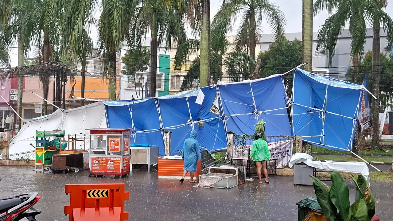 Hujan deras dan angin kencang rusak tenda pedagang di Depok