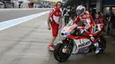 Pebalap tim Ducati, Andrea Dovizioso bersiap memasuki lintasan pada balapan MotoGP Grand Prix Jerez, Spanyol, Minggu (8/5/2017). Andrea  menempati peringkat kelima Klasemen sementara MotoGP 2017 dengan total 41 poin.(EPA/Jose Manuel Vidal)