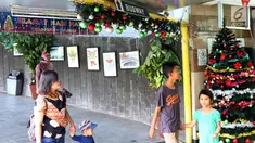 Warga melintas di Terowongan Penyebrangan Orang (TPO) Kota Tua, Jakarta, Jumat (21/12). Jelang perayaan Natal 2018, TPO Kota Tua dihiasi pernak-pernik. (Liputan6.com/Helmi Fithriansyah)