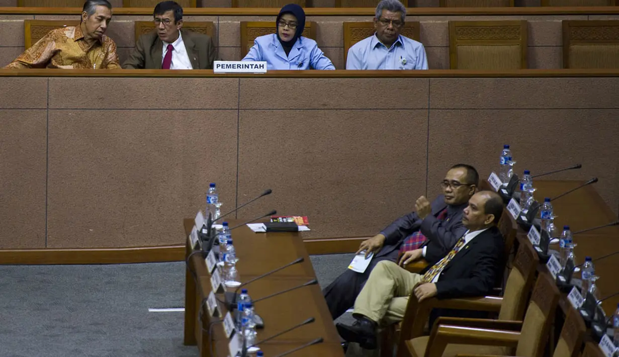 Menteri Hukum dan HAM Yasonna H Laoly (kedua kiri), menghadiri Sidang Paripurna DPR di Kompleks Parlemen, Senayan, Jakarta, Rabu (26/11). (ANTARA FOTO/Ismar Patrizki)