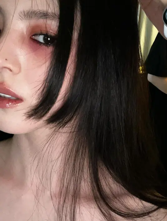 Ditambah dengan aplikasi eyeliner hitam pada waterline yang menambah kesan sexy dan dramatis pada riasan matanya. [@xeesoxee]