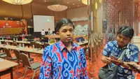 Komisioner KPU RI Idham Holik saat menjawab pertanyaan sejumlah wartawan. (Merdeka.com/Lydia Fransisca)